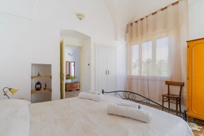 3 bedrooms, iron/ironing board, bed sheets, wheelchair access - Apartment 'Aurora's' with Private Terrace, Private Garden and Air Conditioning (racale)