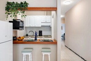 Geladeira, micro-ondas, cooktop, lava-louças