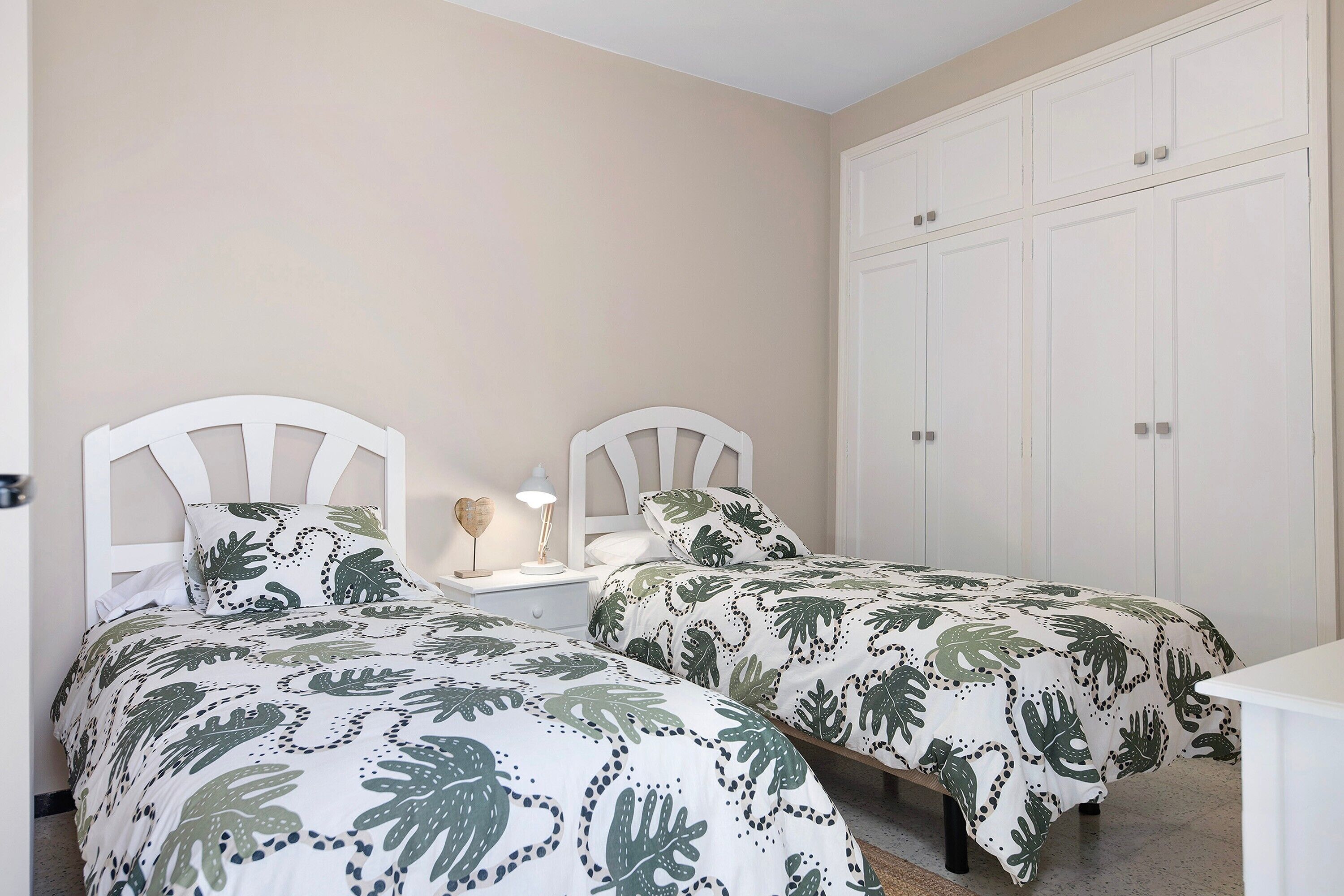 2 slaapkamers, een strijkplank/strijkijzer, gratis wifi, beddengoed