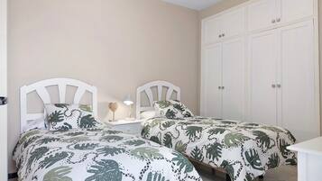 2 slaapkamers, een strijkplank/strijkijzer, gratis wifi, beddengoed