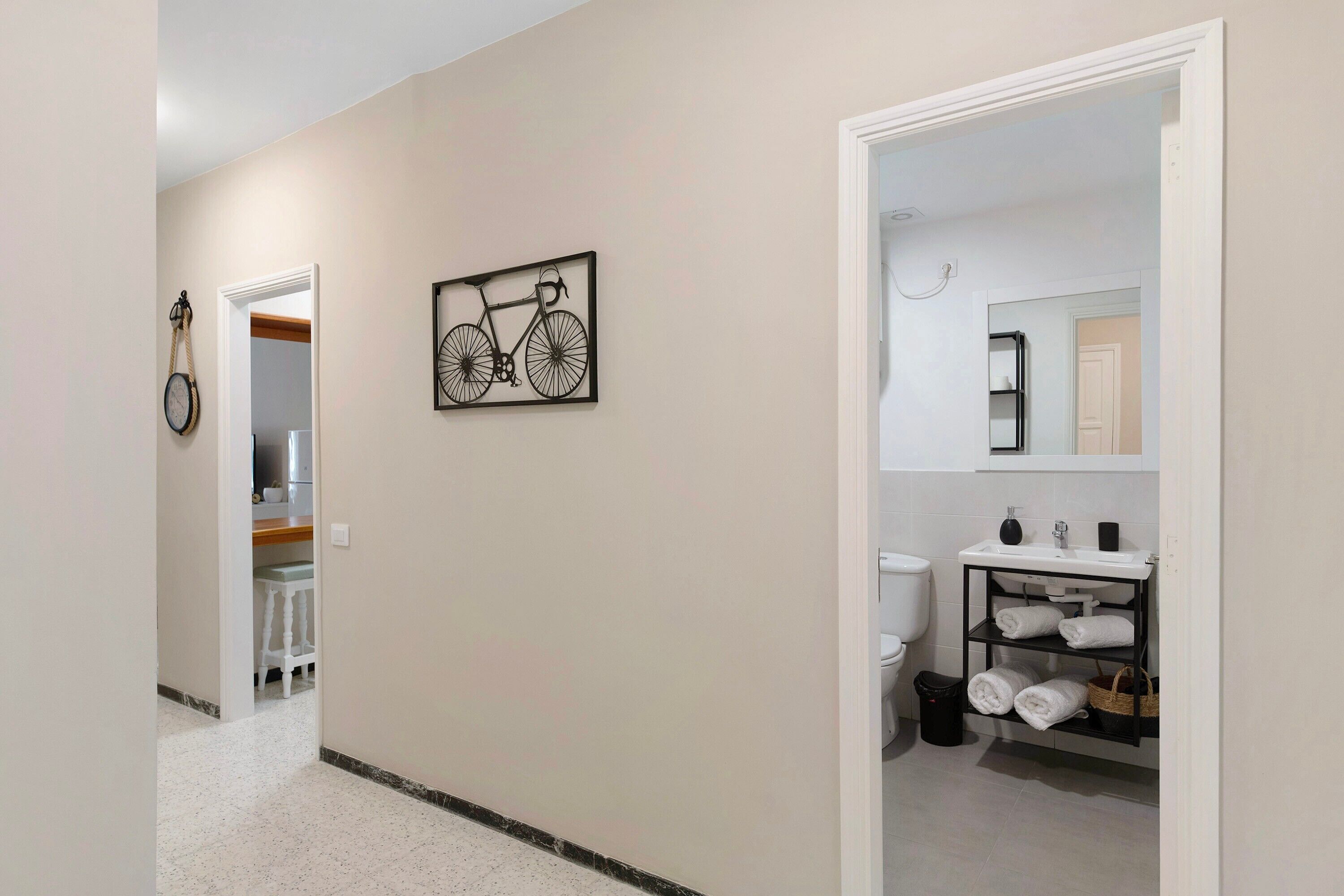 Een douche, een haardroger, handdoeken