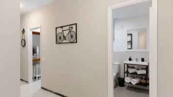 Een douche, een haardroger, handdoeken