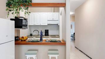 Frigorifero, microonde, piano cottura, lavastoviglie