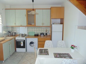 Kühlschrank, Mikrowelle, Herdplatte, Wasserkocher mit Kaffee-/Teezubehör