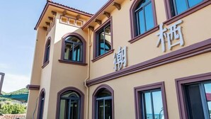 A building with a beige facade and dark brown trim. - Chaoqibanpo (Zhoushan)