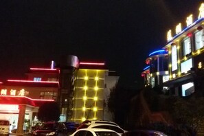 Unclassified image, 4 of 27, button - Lianhu Hotel (Qinglong)