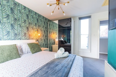 4 bedrooms, iron/ironing board, free WiFi, bed sheets. Cheerful 4-bedroom house with multiple car parking