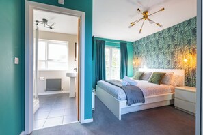 4 bedrooms, iron/ironing board, free WiFi, bed sheets