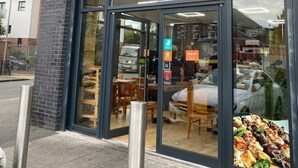 Un restaurant appelé BIG GYROS, avec une façade vitrée et des tables en terrasse visibles à travers les fenêtres.