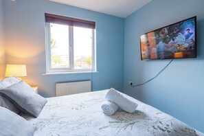 4 bedrooms, iron/ironing board, free WiFi, bed sheets