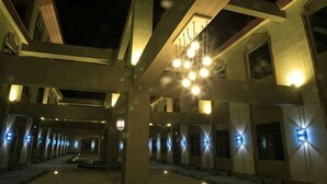 Un bâtiment doté d’un espace extérieur abrité, de plusieurs luminaires et surplombant un ciel dégagé.