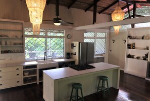 Fridge, oven, stovetop, coffee/tea maker