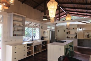 Fridge, oven, stovetop, coffee/tea maker