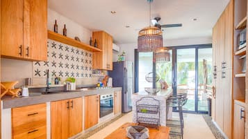 KylskÄp, mikrovÄgsugn, ugn och spishÀll