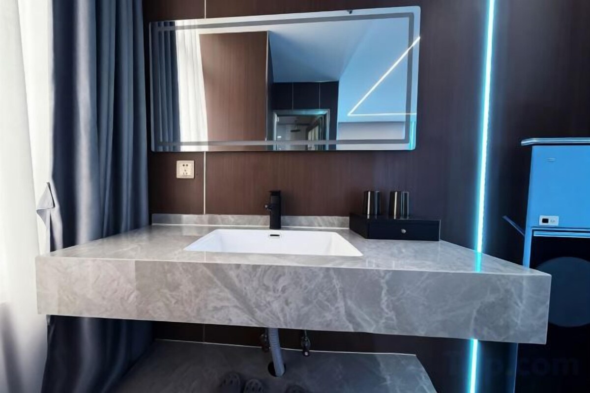 Queen Room With E-sports