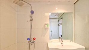 A bathroom with a shower, a sink, and a mirror. - Shenzhen Huashang Hotel (Hongling Subway Station KKmall) (Shenzhen)