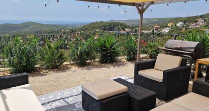 Villa Contenta Canyelles, on top of the hill, sea view. Petfriendly!
