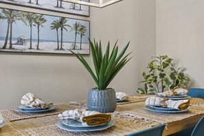 Dining - Beautiful Indian Shores condo with private beach access (Indian Shores)