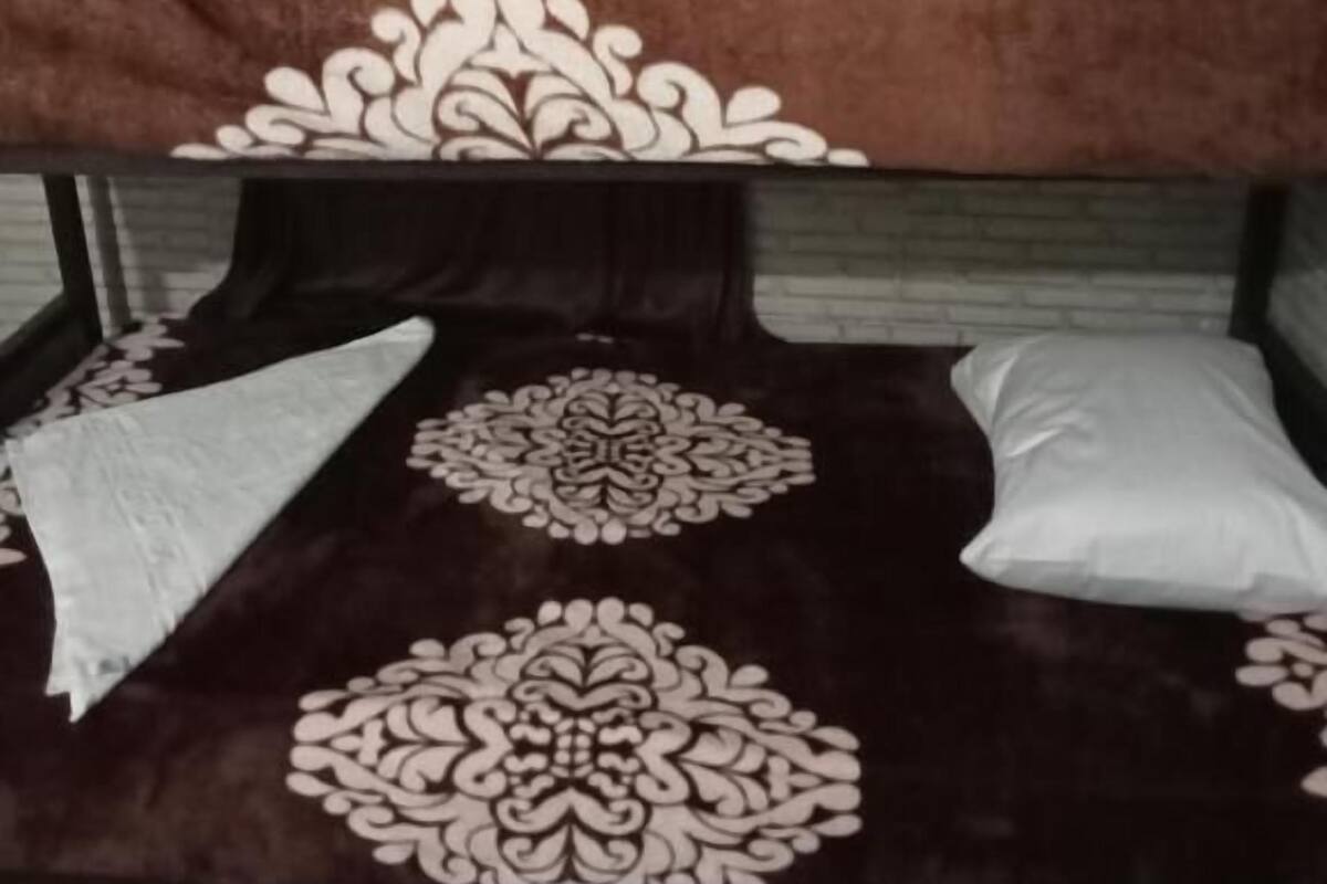 Premium bedding, individually furnished, iron/ironing board, free WiFi