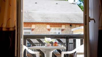 Junior Suite | 1 bedroom, individually decorated, individually furnished, desk
