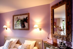 Habitación Confort | Decoración personalizada, muebles diferentes y escritorio 