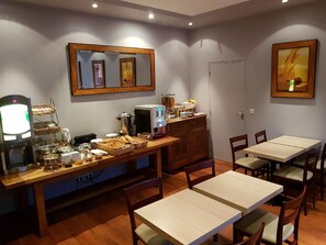 Desayuno buffet (EUR 11 por persona) 
