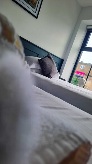 Superior Twin Room | Desk, laptop workspace, soundproofing, free WiFi - Friendship Hotel (Sheffield)