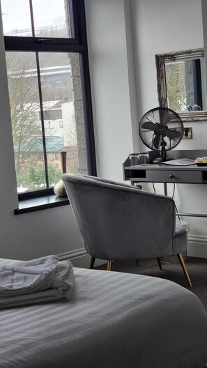 Superior Double Room | Desk, laptop workspace, soundproofing, free WiFi - Friendship Hotel (Sheffield)