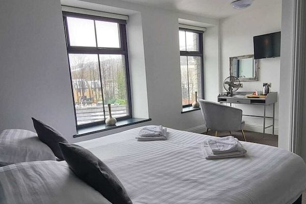 Superior Double Room | Meja, ruang kerja komputer riba, kalis bunyi, Wi-fi percuma