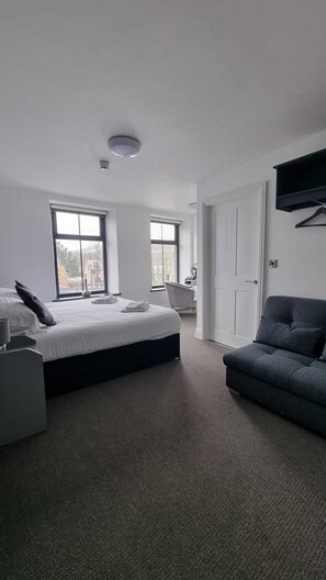 Superior Double Room | Desk, laptop workspace, soundproofing, free WiFi - Friendship Hotel (Sheffield)
