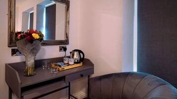 Escritorio y espacio para trabajar con un portátil