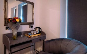 Schreibtisch, laptopgeeigneter Arbeitsplatz, schallisolierte Zimmer