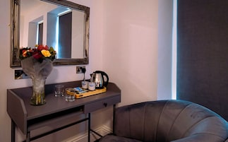 Meja kerja, ruang kerja ramah laptop, kedap suara, dan Wi-Fi gratis