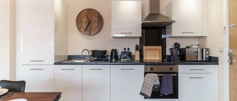 Køleskab, mikrobølgeovn, ovn, kogeplade