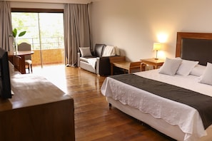 Memory foam beds, minibar, in-room safe, desk - Hotel Terrazas Vista Verde (Lambaré)