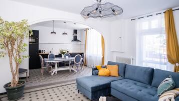 Smart-tv, een open haard, een tafeltennistafel en boeken