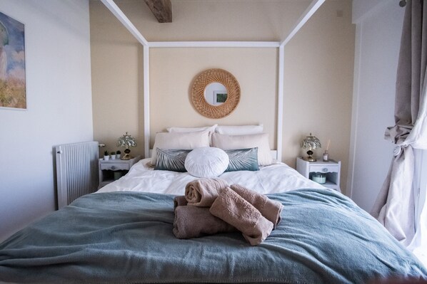 6 bedrooms, desk, iron/ironing board, travel crib