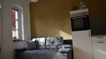 Televisión, chimenea, libros, estéreo