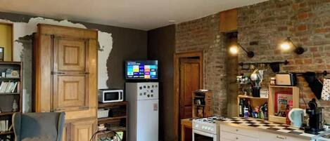 Réfrigérateur, four à micro-ondes, un four, surface de cuisson