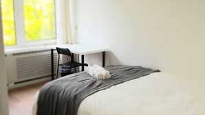 A bedroom with a bed, a desk, and a chair. - TU Delft Daisy room 4 (Delft)
