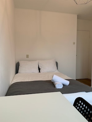 1 soverom, strykejern/-brett og sengetøy