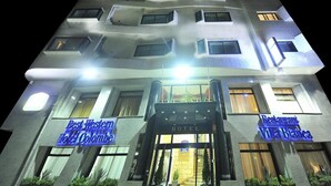 Un hotel con fachada moderna, destacando una entrada principal con un letrero que dice 'Best Western Hotel Colombo' y 'Restaurante Vilabamba'.