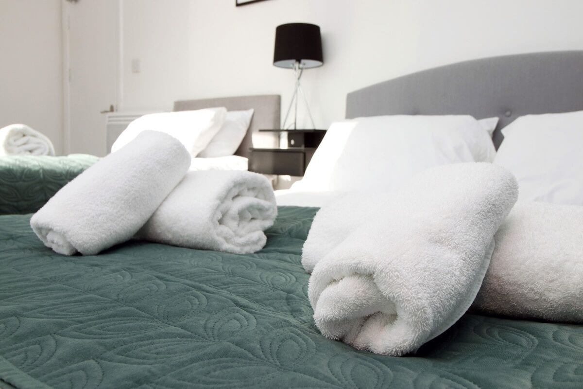 4 bedrooms, iron/ironing board, internet, bed sheets