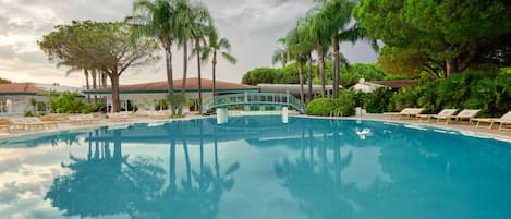 Seasonal outdoor pool, sun loungers