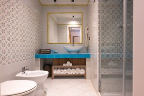 Rainfall showerhead, hair dryer, bidet, towels - Mia Resort Paestum (Capaccio-Paestum)