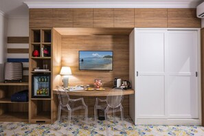 Minibar, in-room safe, desk, laptop workspace - Mia Resort Paestum (Capaccio-Paestum)