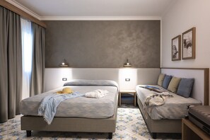 迷你吧、客房內保險箱、書桌、筆電工作空間