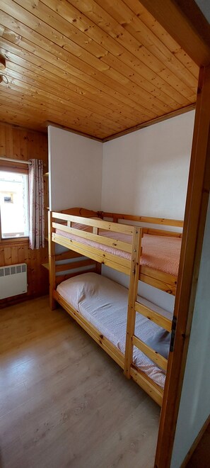 2 sovrum, värdeförvaringsskåp på rummet och resesäng