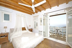 6 makuuhuonetta, tallelokero huoneessa, työpöytä, silitysrauta/-lauta