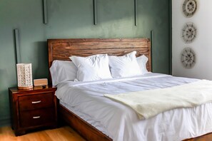 4 habitaciones, escritorio y tabla de planchar con plancha 